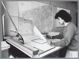Een architecte die via het project herintredende vrouwen van de Bestuursschool aan haar loopbaanplanning werkt. 1986