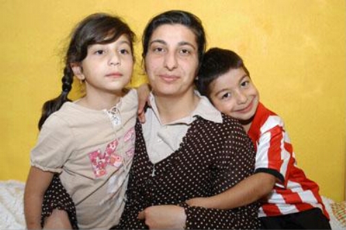 Portret van Turkse Zeynep en haar twee kinderen. 2006
