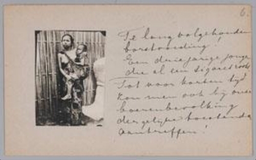 Vrouw met 3-jarig zoon in selendang (draagdoek) in Nederlands-Indië 1898