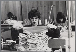 Vrouwen werkzaam in het naaiatelier van sportkleding van Perry. 1980