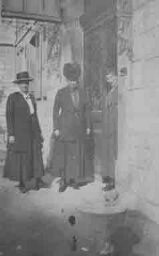In deuropening. 1920