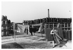 Joegoslavische vrouwen wonen in barakken op een fabrieksterrein 1977
