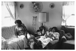 Mijnwerkster Joyce en haar invalide moeder met pruimtabak en spuugbakje. 1985