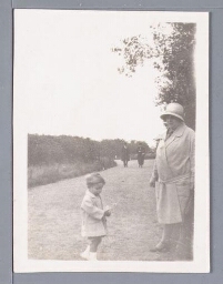 Vrouw met kind in het park Place du Kursaal van Malo-les-Bains in Frankrijk. 1928