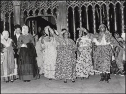 Een optreden in kostuum door zwarte en witte vrouwen tijdens de manifestatie 'Vrouwenvlechtwerk', t.g.v 1986