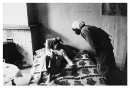 Een zuster van Moeder Teresa (Missionarissen van Naastenliefde) biedt hulp aan ouderen in het Centrum Stadzicht in Rotterdam. 1982