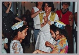 Volksdans van kinderen van het Roma-project tijdens een Zamicasa (eet- en activiteitencafé van Zami) 2000