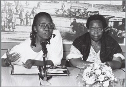 Bezoek van twee zwarte vrouwen uit Sharpeville (Zuidafrika) i.v.m 1988