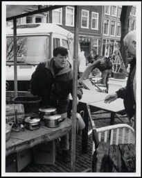 Portret van marktvrouw Angèle van Hanswijk (1946) tijdens haar werk op de maandagmarkt (Noordermarkt) in Amsterdam 1998