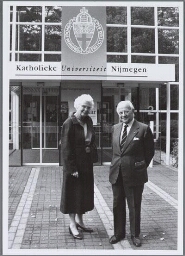 De eerste vrouwelijke gedeputeerde van de provincie Gelderland bezoekt de KUN. 1993