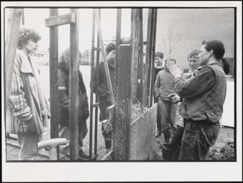 Demonstratie hoe zelf een huis te bouwen tijdens het Congres Vrouwen Bouwen en Wonen 1983
