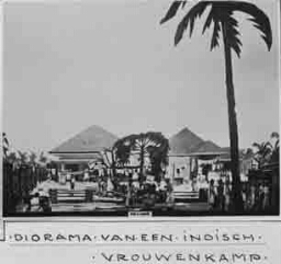 Bijschrift: 'Diorama van een Indisch vrouwenkamp' 1948