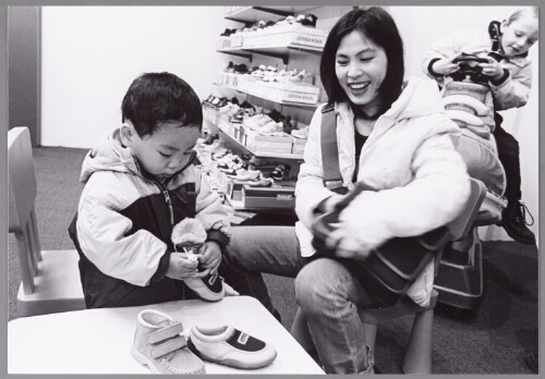Hai-Lun Pan koopt schoenen voor haar zoontje Simon  2002