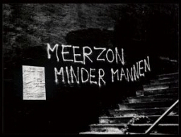 Muur met graffiti: 'Meer zon minder mannen' en affiche Heksennacht met de tekst: '19 mei: Vrouwen eisen de stad terug 1983