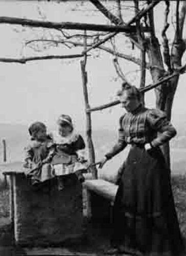 Twee kinderen en een vrouw 1908