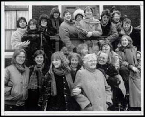 Betaalde krachten, vrijwilligers en bestuursleden van het IAV, gefotografeerd ter gelegenheid van het vijftigjarig bestaan in 1985, op 22 februari 1986 1986