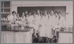 Scheikundeles aan het gemeentelijk lyceum voor meisjes te Amsterdam. 1929