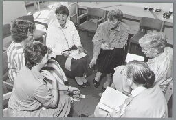 Greet den Dulk, 4e van links, tijdens de studiedag 'Herverdeling'. 1986