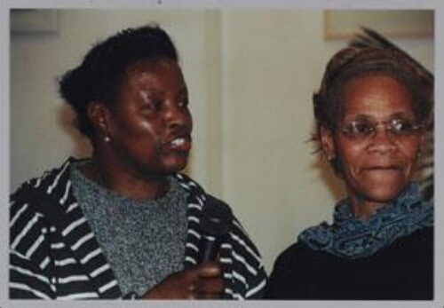 Carmen (l.) en onbekende vrouw tijdens een ZamiCasa met als thema: zmv-vrouwen & ondernemerschap. 2001
