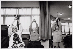 Bejaarde vrouwen doen gymnastiek. 1992