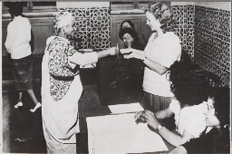 Mohammedaanse vrouw bij het stemmen, zij heeft haar sluier afgedaan. 1959