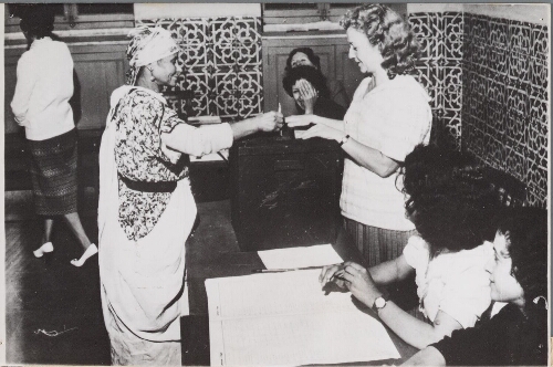 Mohammedaanse vrouw bij het stemmen, zij heeft haar sluier afgedaan. 1959