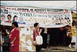 Spandoeken bij de Aziatische tent met tekst :'look at the world through women's eyes' : 'equality development peace' gemaakt door vrouwen van de National Council of Women's organisation Malaysia. 1995