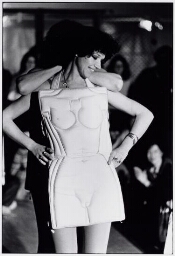 Performance van Feministische kunst tijdens een feest in het Vrouwenhuis 1979