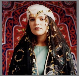 Vrouw in folkloristische Iraanse kleding. 1997
