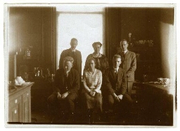 Hoogleraar Johanna Westerdijk omringd door zes van haar studenten in villa Java in Baarn 1927?