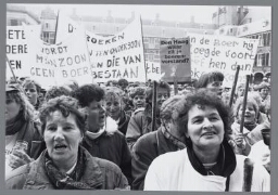 Boerinnen voeren aktie tegen het landbouwbeleid van Minister Aartsen, o.a 1995