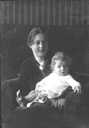 Portret van moeder met baby [hoogstwaarschijnlijk Willy Scheer met haar kind]. 1916?