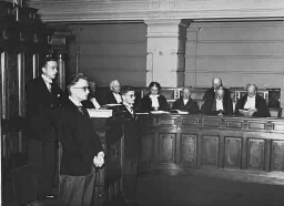 Johana Westerdijk zittend derde van rechts in de bank 1940