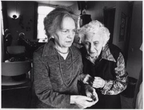 Twee bejaarde vrouwen in verzorgingstehuis Amstelhof te Amsterdam 1985