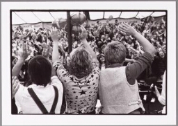 Groep vrouwen in de tent in het Vondelpark na de demonstratie tegen de abortuswet 1980
