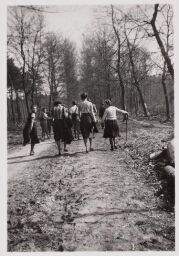 Wandelen bij Vrouwen Vormingcentrum De Born. 1941?