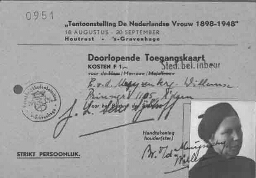 Pasfoto van Brecht van den Muijzenberg-Willemse op de toegangskaart voor de 'Tentoonstelling De Nederlandse Vrouw 1898-1948' 1948