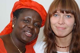 Portret van twee deelnemers aan de Conferentie ' Women 2000-III Gender Equity in Economic Development' 2005