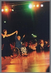 Dansers, waarvan één in een rolstoel, op de dansvloer voor de danswedstrijd tijdens de Gay Games in Amsterdam 1998