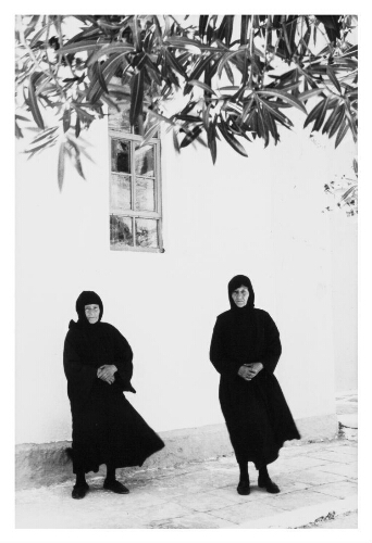 Twee Algerijnse vrouwen in het zwart. 197?