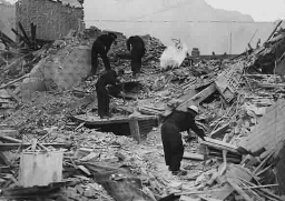 Na een bombardement tijdens de Tweede Wereldoorlog is te zien dat de 'Morrison table shelter' wel ingedeukt is maar niet geheel verwoest. 194?