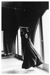 Carmelites (monialen) hangt en zwaait aan een trapeze. 1982