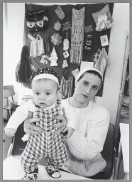 Allochtone vrouw en haar baby in het asielzoekercentrum. 2001
