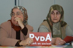 Twee allochtone vrouwen met hoofddoek tijdens Women Inc 2007