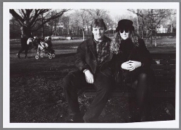 Een man en een vrouw in het Amsterdamse Vondelpark op een bank. 1996