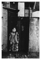 Een Turks meisje voor haar huis. 1979