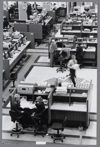 Vrouwen werkzaam bij de effectenbeurs. 1992
