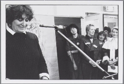 Hedy d'Ancona houdt een toespraak tijdens de naamgeving van de Joke Smit school. 1982