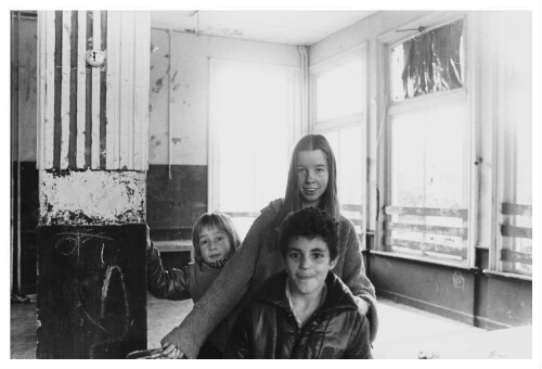 Drie kinderen in een schoolgebouw 198?