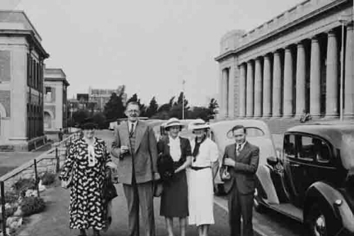 Johanna Westerdijk (geheel links) in een gezelschap bij de Universiteit van Johannesburg 1938